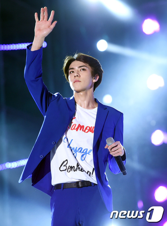 EXO穿藍紫色西裝霸氣開唱 張藝興呆萌KAI發型凌亂【組圖】