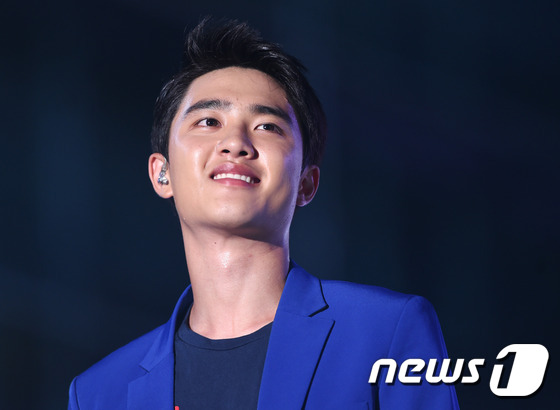 EXO穿藍紫色西裝霸氣開唱 張藝興呆萌KAI發型凌亂【組圖】