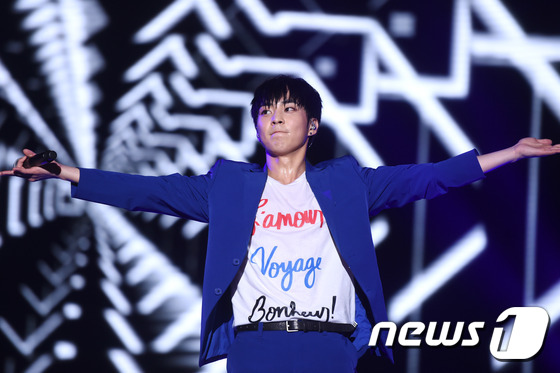 EXO穿藍紫色西裝霸氣開唱 張藝興呆萌KAI發型凌亂【組圖】