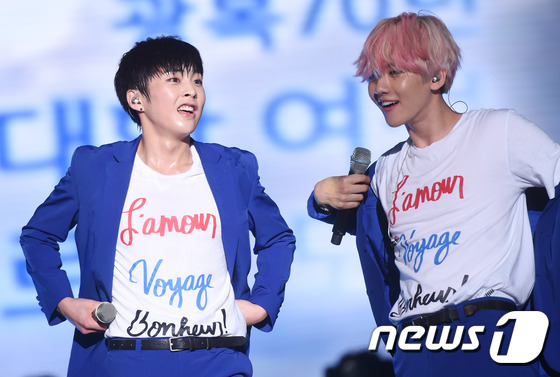 EXO穿藍紫色西裝霸氣開唱 張藝興呆萌KAI發型凌亂【組圖】