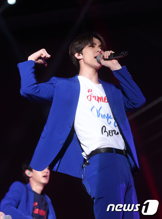 EXO穿藍紫色西裝霸氣開唱 張藝興呆萌KAI發型凌亂【組圖】