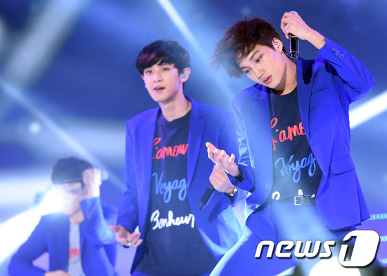 EXO穿藍紫色西裝霸氣開唱 張藝興呆萌KAI發型凌亂【組圖】