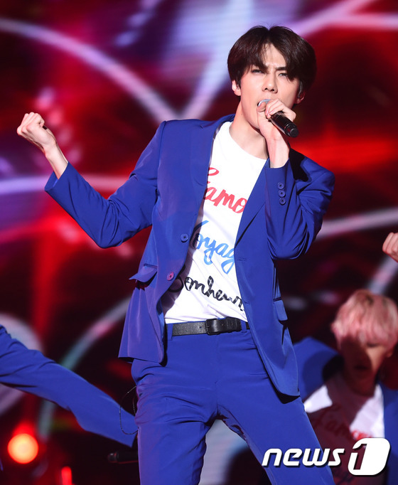 EXO穿藍紫色西裝霸氣開唱 張藝興呆萌KAI發型凌亂【組圖】