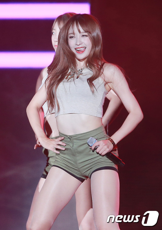 少女時代秀腿露腰身材好 AOA A PINK“光復節演唱會”斗艷【組圖】