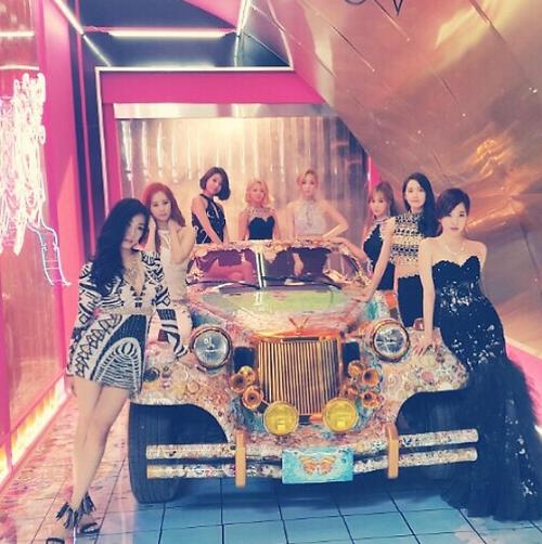 少女時代新專輯造型華麗 全員圍繞古董車誘惑力十足【組圖】