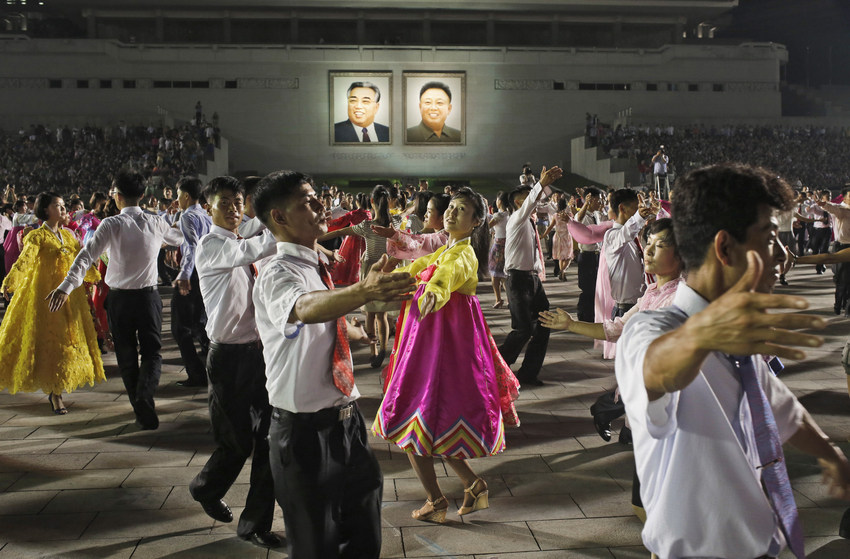 朝鮮燃放煙花舉辦晚會 慶祝光復70周年【組圖】