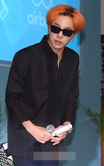 bigbang權志龍現身發布會 戴墨鏡扮酷紅發搶鏡【組圖】 