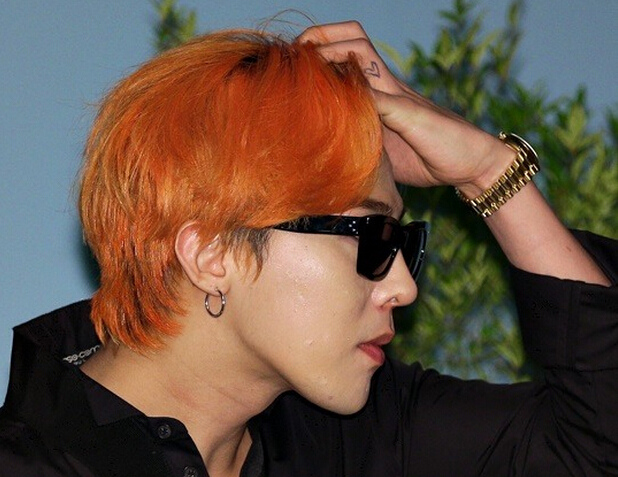 bigbang權志龍現身發布會 戴墨鏡扮酷紅發搶鏡【組圖】 
