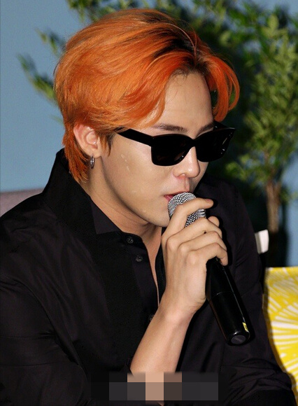 bigbang權志龍現身發布會 戴墨鏡扮酷紅發搶鏡【組圖】 