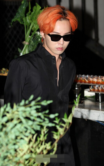 bigbang權志龍現身發布會 戴墨鏡扮酷紅發搶鏡【組圖】 