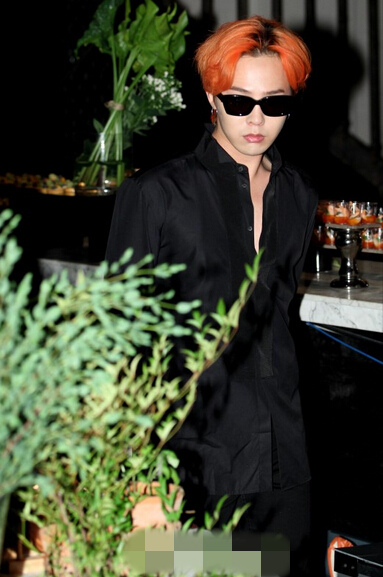 bigbang權志龍現身發布會 戴墨鏡扮酷紅發搶鏡【組圖】 