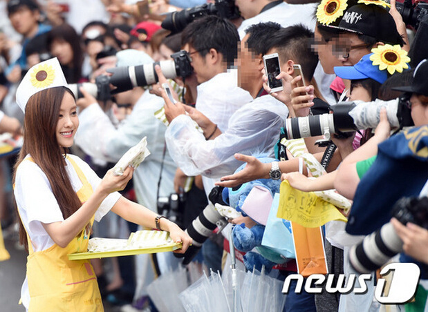 少女時代牽手“獅男”現身“上班路”  Tara為粉絲送零食【組圖】