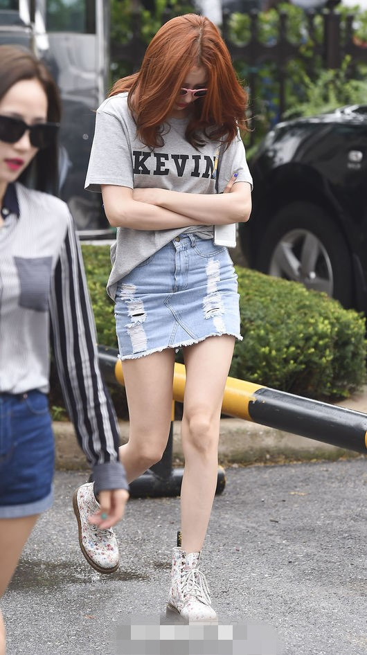 少女時代牽手“獅男”現身“上班路”  Tara為粉絲送零食【組圖】