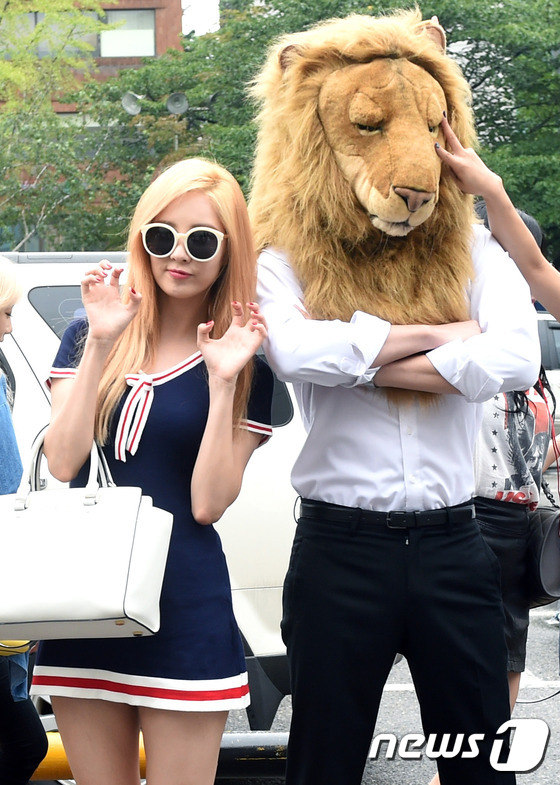 少女時代牽手“獅男”現身“上班路”  Tara為粉絲送零食【組圖】