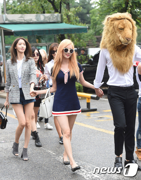 少女時代牽手“獅男”現身“上班路”  Tara為粉絲送零食【組圖】