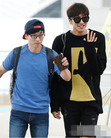 李光洙劉在石現身機場赴上海 大長腿吸睛展暖男氣質【組圖】