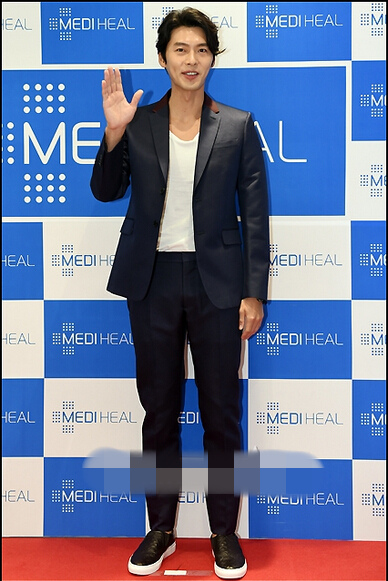 玄彬現身為品牌站臺 紳士帥氣酒窩迷人【組圖】