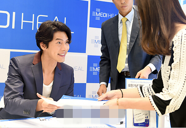 玄彬現身為品牌站臺 紳士帥氣酒窩迷人【組圖】