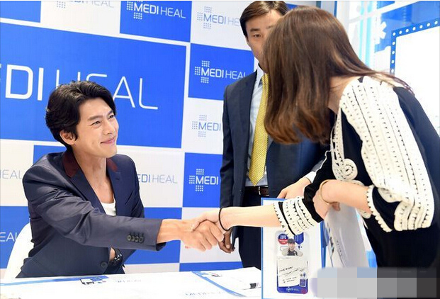 玄彬現身為品牌站臺 紳士帥氣酒窩迷人【組圖】