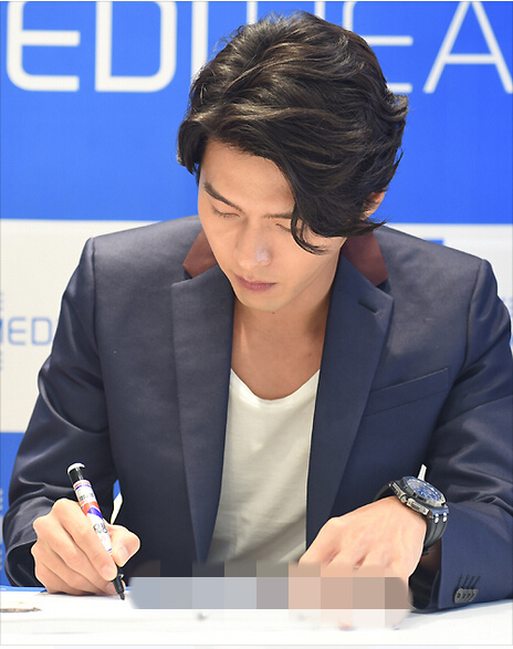 玄彬現身為品牌站臺 紳士帥氣酒窩迷人【組圖】