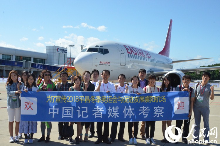 駐韓中國記者與江原道道知事崔文洵合影。（拍攝：樸寶英）