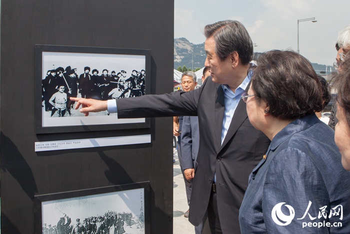 “紀念世界反法西斯戰爭勝利70周年日軍侵略罪行圖片展”在首爾舉行【組圖】