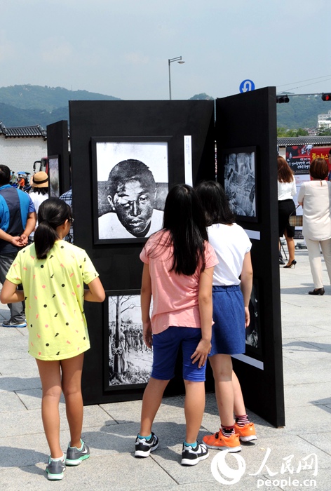 “紀念世界反法西斯戰爭勝利70周年日軍侵略罪行圖片展”在首爾舉行【組圖】