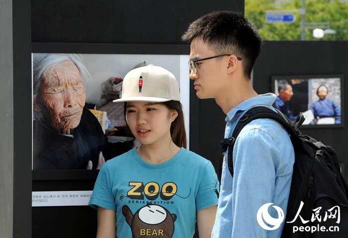 “紀念世界反法西斯戰爭勝利70周年日軍侵略罪行圖片展”在首爾舉行【組圖】
