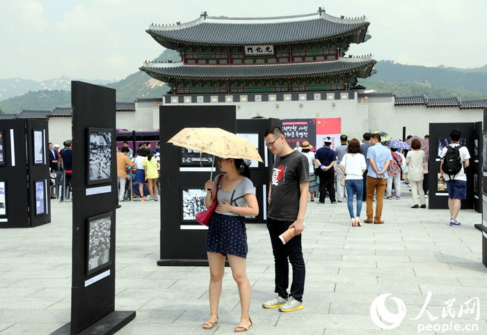 “紀念世界反法西斯戰爭勝利70周年日軍侵略罪行圖片展”在首爾舉行【組圖】
