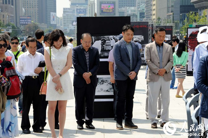 “紀念世界反法西斯戰爭勝利70周年日軍侵略罪行圖片展”在首爾舉行【組圖】