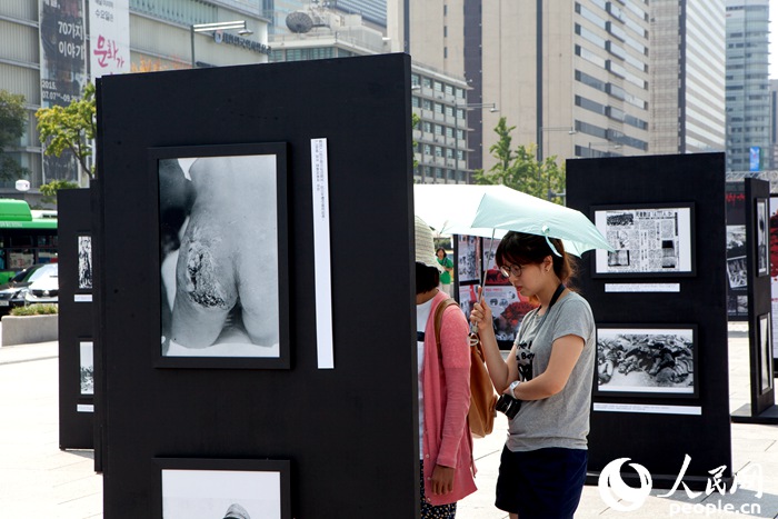 “紀念世界反法西斯戰爭勝利70周年日軍侵略罪行圖片展”在首爾舉行【組圖】