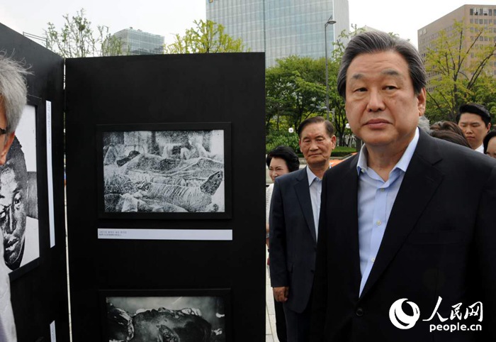 “紀念世界反法西斯戰爭勝利70周年日軍侵略罪行圖片展”在首爾舉行【組圖】