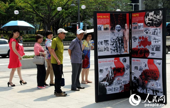 “紀念世界反法西斯戰爭勝利70周年日軍侵略罪行圖片展”在首爾舉行【組圖】