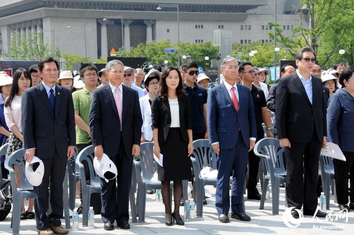 “紀念世界反法西斯戰爭勝利70周年日軍侵略罪行圖片展”在首爾舉行【組圖】