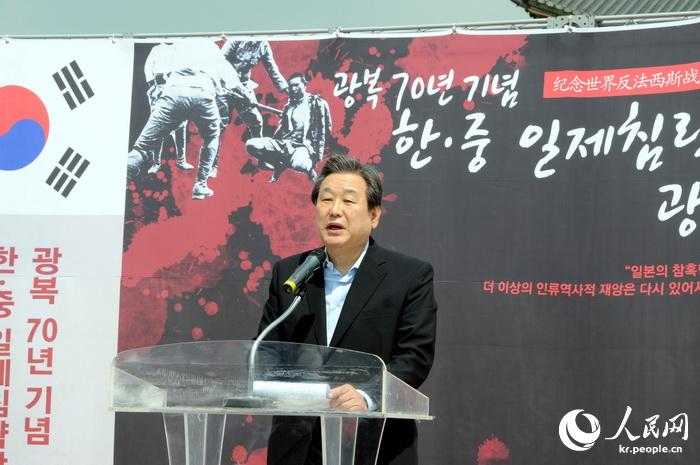 “紀念世界反法西斯戰爭勝利70周年日軍侵略罪行圖片展”在首爾舉行【組圖】