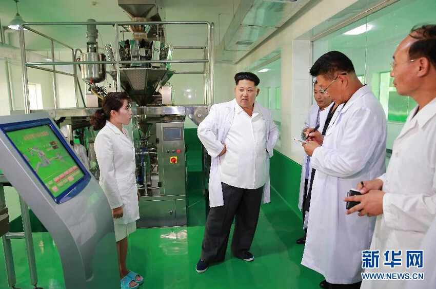 朝鮮最高領導人金正恩（左二）日前視察了新建成的平壤玉米加工工廠。