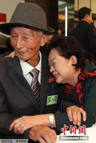圖為當地時間2014年2月25日，韓朝離散家屬第二輪會面活動結束，親屬間揮淚話別。  