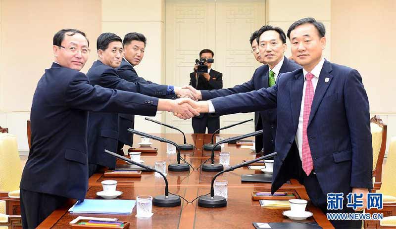 　9月7日，在韓朝邊界板門店韓方一側的“和平之家”，朝鮮代表團（左）與韓國代表團在會議現場握手合影。