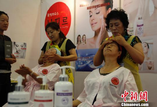 圖為民眾試用來自韓國的美容產品?！堄窭住z