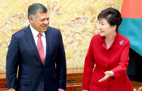 與樸槿惠在青瓦臺進行首腦會談的約旦國王阿卜杜拉二世。（圖片來源：《中央日報》）