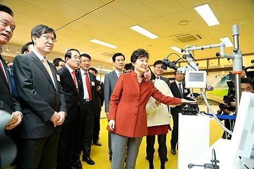韓國總統樸槿惠考察位于浦項的創造經濟革新中心。