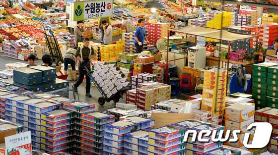 水果市場內一片繁忙景象。（圖片來源：news1）