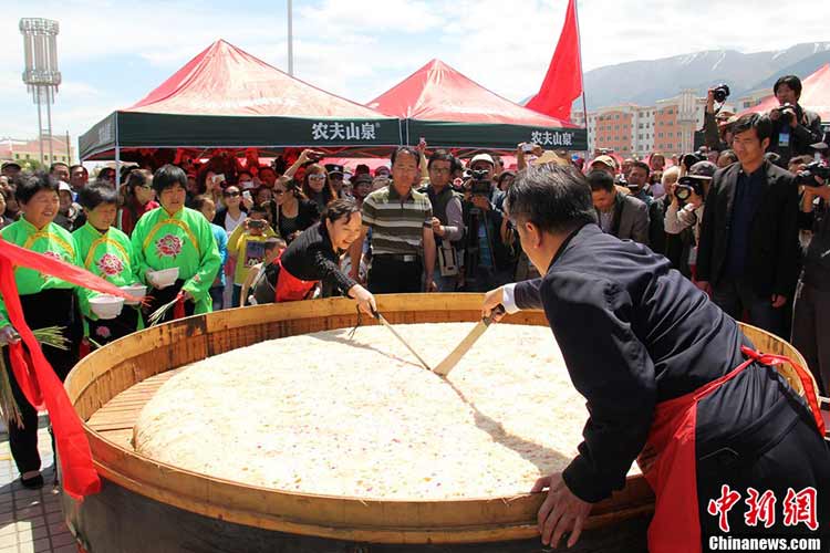 超大份韓國拌飯引圍觀 盤點餐桌上的吉尼斯世界紀錄（組圖）