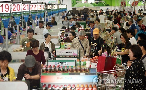 準備中秋節祭祀用品的市民絡繹不絕（圖片來源：韓聯社）