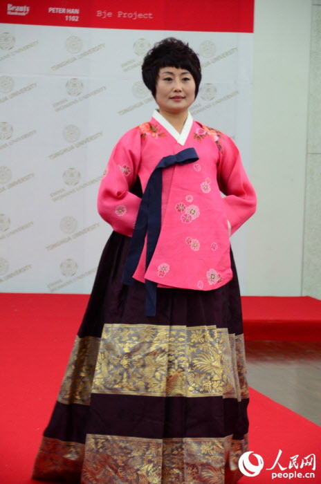 清華大學卓越女性高級研修班學員在韓體驗韓服秀