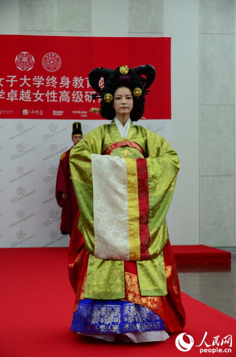 清華大學卓越女性高級研修班學員在韓體驗韓服秀