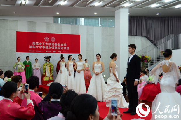 清華大學卓越女性高級研修班學員在韓體驗韓服秀