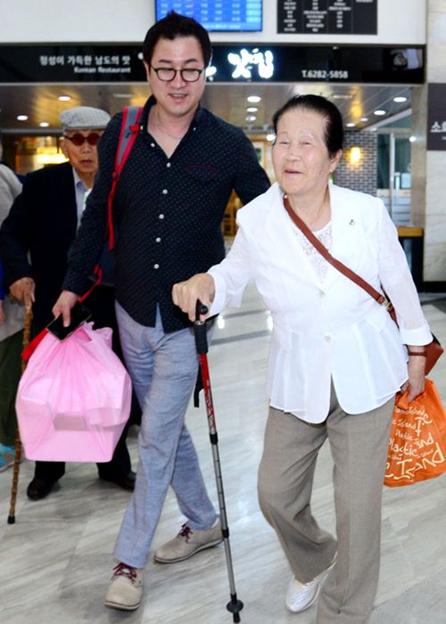 母子兩人臉上都洋溢著幸福的笑容。（圖片來自網絡）