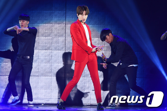 EXO、Super Junior、Red Velvet齊聚韓流演唱會 精彩表演火爆全場【組圖】