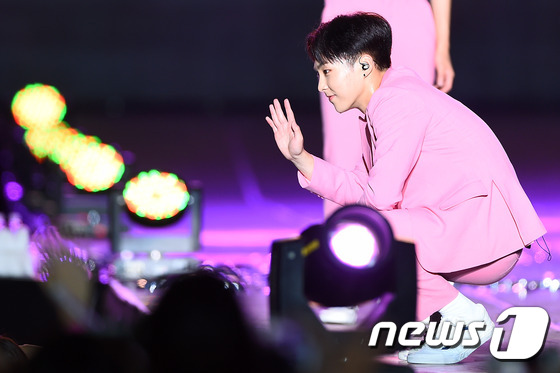 EXO、Super Junior、Red Velvet齊聚韓流演唱會 精彩表演火爆全場【組圖】